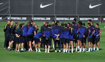 La plantilla del Barcelona reunida con el cuerpo técnico.