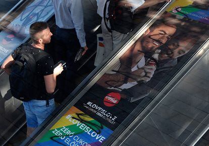 Uno de los carteles publicitarios gay-friendly de Coca-Cola marcados por un grafiti en una escalera mecánica en Budapest. 