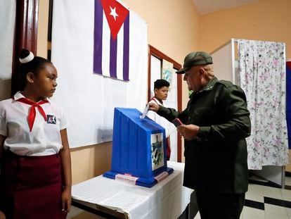 Un militar vota el domingo en las elecciones parlamentarias en un colegio electoral de La Habana.