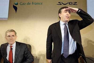 Mestrallet (sentado), presidente de Suez, junto al máximo ejecutivo de GDF, Cirelli, explican el acuerdo.