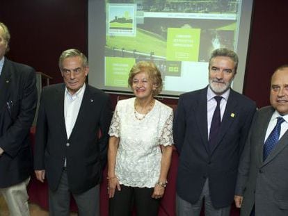 Empresarios participantes con el alcalde monfortino (segundo por la derecha)