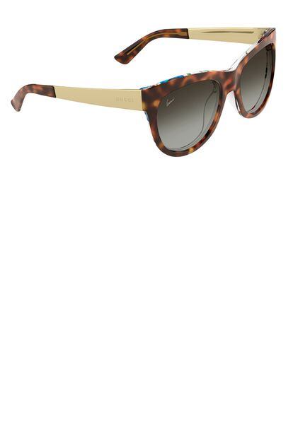 Gucci versiona uno de los diseños de gafas más clásicos y le suma estampado floral en la cara interna (255 euros).