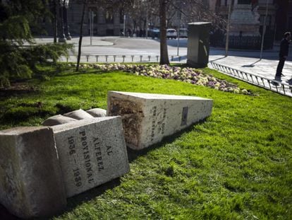 Desmontaje del monolito al Alf&eacute;rez Provisional en Madrid.