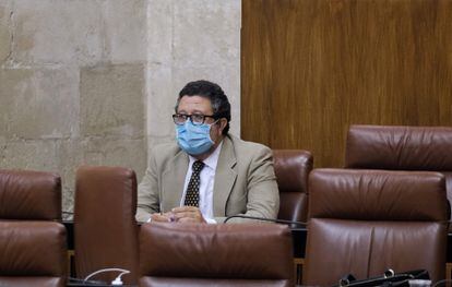 Francisco Serrano durante un pleno en el Parlamento andaluz, en una imagen de archivo.