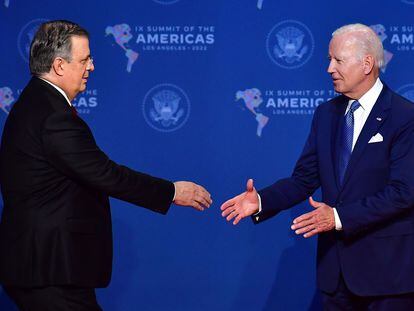 El canciller mexicano, Marcelo Ebrard, saluda al presidente estadounidense, Joe Biden, al llegar a la sede de la Cumbre de las Américas.