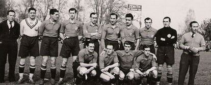 El equipo español de 1936 junto al seleccionador, Ramón Encina (a la derecha, de pie), y un directivo de la federación.