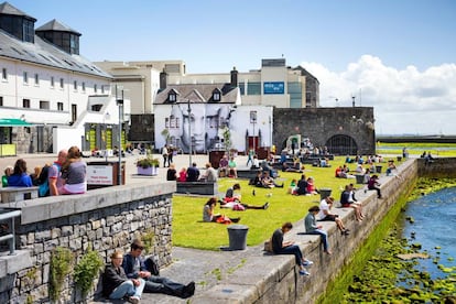 Zona de Galway conocida como 'Spanish Arch'. Al fondo de la imagen se aprecia el resto de la muralla original.