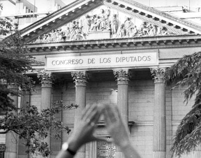 Durante el debate del aborto, en 1983, manifestantes pedían, ante las puertas del Congreso, que fuera libre y gratuito.