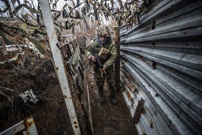 A Ukrainian soldier in a trench near the pro-Russian positions, last week in Avdíivka (Ukraine).