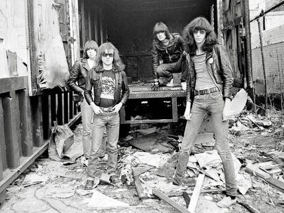 El grupo Ramones fotografiado en 1976 en el callejón de al lado del CBGB en Nueva York.