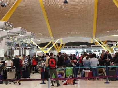 CC OO, UGT y USO convocan paros en agosto en los aeropuertos ante el bloqueo del convenio de 'handling'