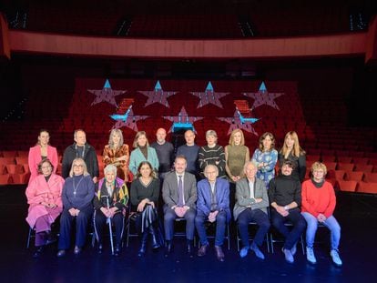 El consejero de Cultura de la Comunidad de Madrid, Mariano de Paco, sentado en el centro, rodeado de los nuevos asesores de los Teatros del Canal, en su presentación este lunes.
