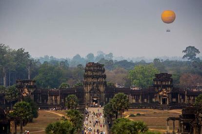 Angkor (Camboya)

Esta región acoge el llamado Angkor Wat, el mayor complejo religioso jamás construido. Cada día recibe miles de turistas que pueden disfrutarlo en globo desde la distancia. Otra de las maravillas que acoge Angkor es Banteay Srei, un templo del s. X imprescindible.

 

 
