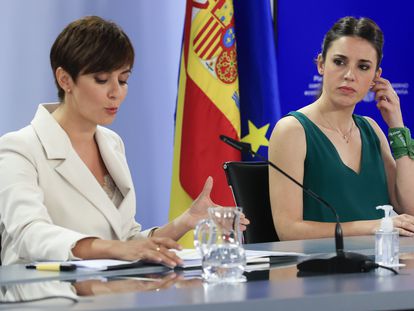 Isabel Rodríguez (izquierda) e Irene Montero, en la rueda de prensa tras aprobar el martes el Consejo de Ministros la reforma de la ley del aborto.