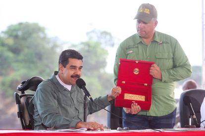 El presidente venezolano, Nicolás Maduro, muestra un lingote de oro durante un acto.