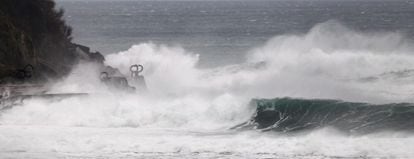Una gran ola rompe en el Peine del Viento de San Sebastián, donde se registran fuertes rachas de viento.