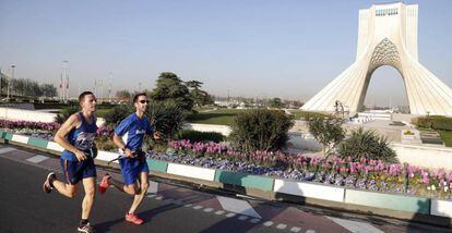 Dos de los participantes en el maratón de Teherán, en un momento de la competición.
