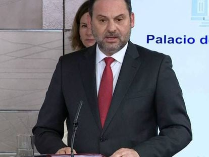 Imagen de televisión del ministro de Transportes, José Luis Ábalos, durante la rueda de prensa sobre el coronavirus ofrecida este domingo desde el Palacio de La Moncloa, en Madrid. 