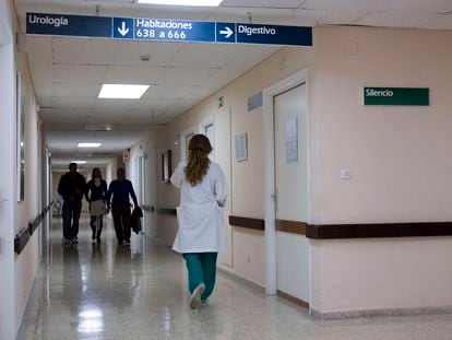 Familiares y personal sanitario en un pasillo del hospital Puerta del Mar de Cádiz.