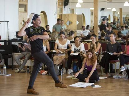 Antonio Banderas, el pasado lunes en un momento del ensayo de 'A Chorus Line' en la Escuela Superior de Artes Escénicas de Málaga.
 
 