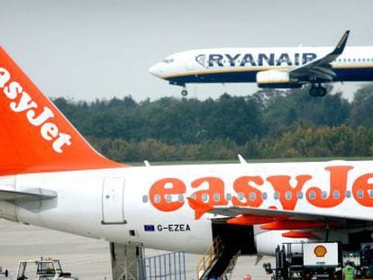 Un avió d'Easyjet, davant d'un de Ryanair.