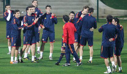 Los jugadores de la selección española bromean entre ellos durante uno de los entrenamientos en Durban.