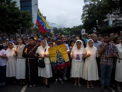 Monjas y sacerdotes encabezan una marcha en junio de 2017 en recuerdo de un joven que murió en Caracas en un choque con la policía durante las jornadas de protestas.  
 