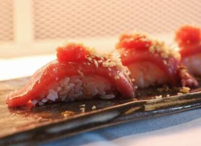 'Nnigiris' de toro con tomate del restaurante UMO, en Madrid.