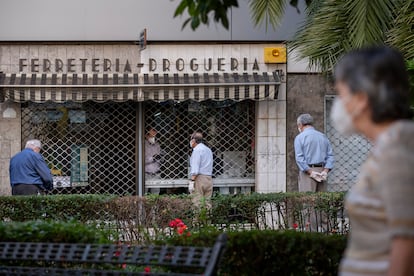 Varias personas esperan su turno de compra en una ferretería de Sevilla.