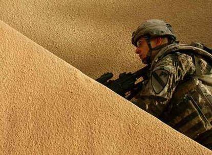 El soldado estadounidense Joe Armstrong, durante una operación en el oeste de Bagdad.
