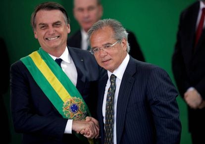 Guedes saluda al presidente Bolsonaro este martes en Brasilia.