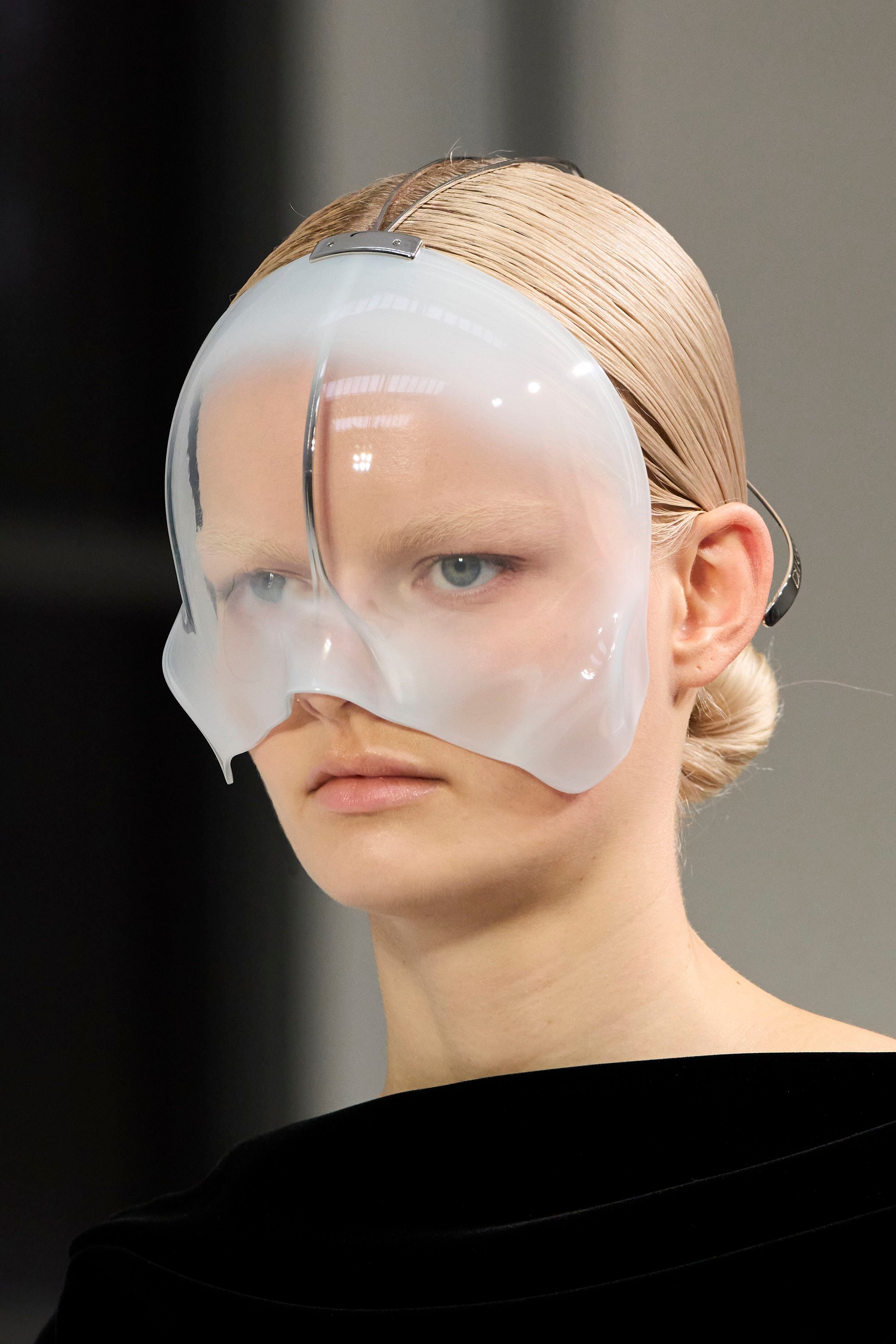 Bo Exters, con gafas a modo de máscara futurista, en el showde Del Core otoño invierno 2023/2024.