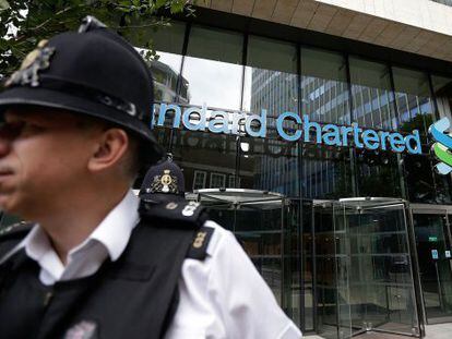 Un polic&iacute;a abandona las oficinas de Standard Chartered en Londres.