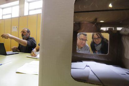 Urna electoral en un institut de Terrassa el 9 de novembre.