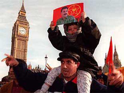 Manifestación de kurdos en Londres contra el arresto de Abdalá Ocalan por las autoridades turcas en 1999.