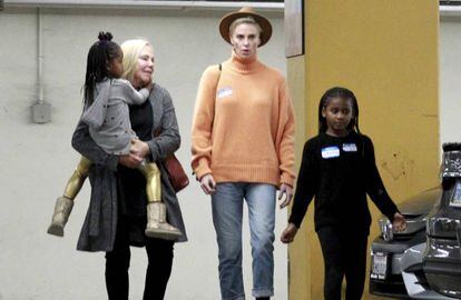 Charlize Theron con su hija Jackson y su madre, Gerda Martiz, que sostiene en brazos a la otra hija de la actriz, August, en Los Ángeles a principios de este mes.