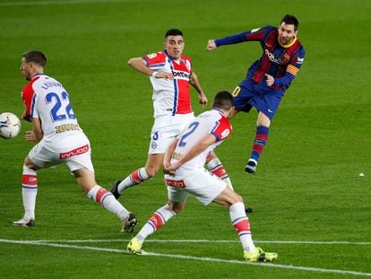 Messi marca su primer gol.
