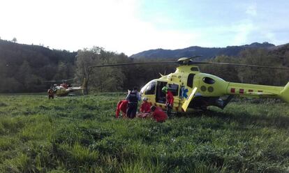 Evacuació de l'home accidentat amb un parapent.