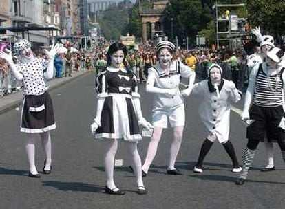 Uno de los pasacalles que convierten Edimburgo en un escenario de múltiples espectáculos en el 60º anivesario de su festival.