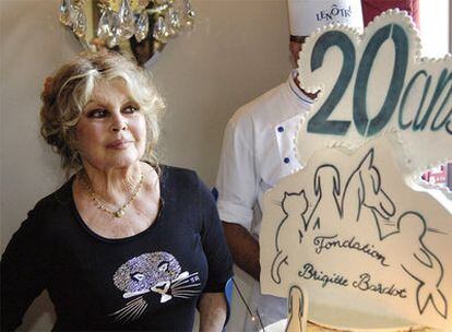Brigitte Bardot, festejando el 20º aniversario de su fundación en defensa de los animales.