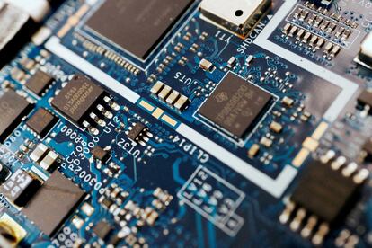 Semiconductores en la placa de un ordenador en una imagen de febrero de 2022.