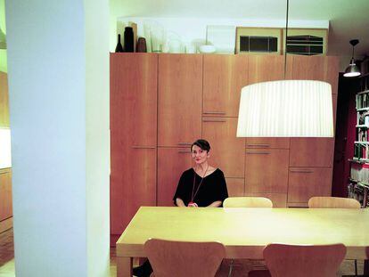 Con 'The new Spanish architecture' (Rizzoli, 1992), Anatxu Zabalbeascoa comenzó su carrera como periodista de arquitectura. Aquí, posa para ICON DESIGN en su casa de Madrid.