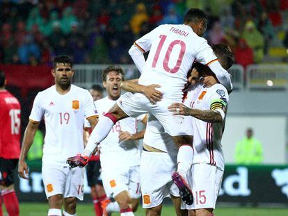 Los jugadores de la selección española celebran el segundo gol del equipo.