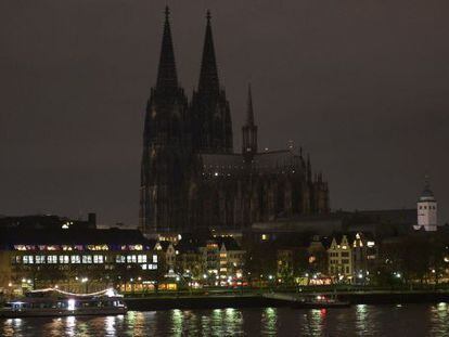 La catedral de Colonia apagó sus luces el lunes en protesta por la manifestación xenófoba convocada por Pegida.