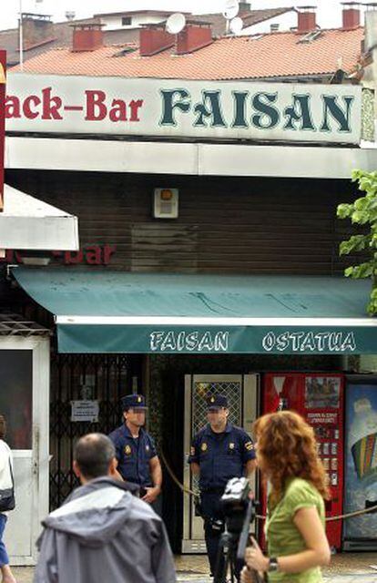 Agentes de la Policía Nacional custodian la entrada del bar Faisán.