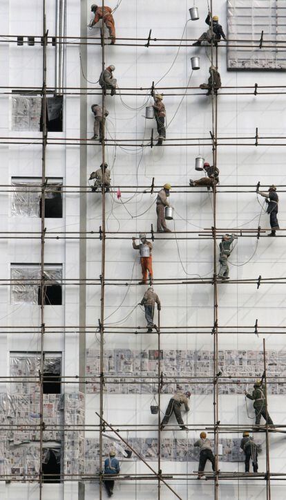 Un grupo de obreros chinos trabaja en la construcción de un edificio en Chengdu, en la provincia de Sichuan