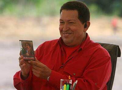 Hugo Chávez, con el recopilatorio de sus canciones.