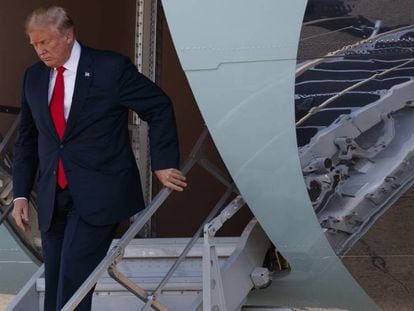 El presidente de los Estados Unidos, Donald Trump, saliendo del Air Force One en Dallas (EE UU).