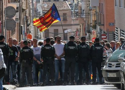 Manifestantes y policía en la sede de Unipost de Terrassa.