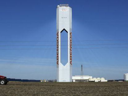 Torre de una planta solar de Abengoa.